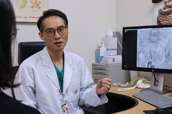 신지훈 서울아산병원 영상의학과 교수가 카테터를 이용한 에탄올 경화술로 치료받은 자궁내막종 환자를 진료하고 있다