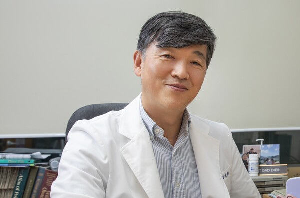 백은찬(65) 분당제일병원 원장. 시험관아기시술(IVF)을 3만 회 이상 시행한 대표적인 난임 전문의다. 저자극요법과 습관성 유산 치료 분야에 특화된 진료 경험을 바탕으로 고령 난임과 반복 착상 실패 환자 치료에 주력해 왔으며, 환자 맞춤형 난임 치료 전략을 통해 임신 성공률 향상에 힘써 왔다.
